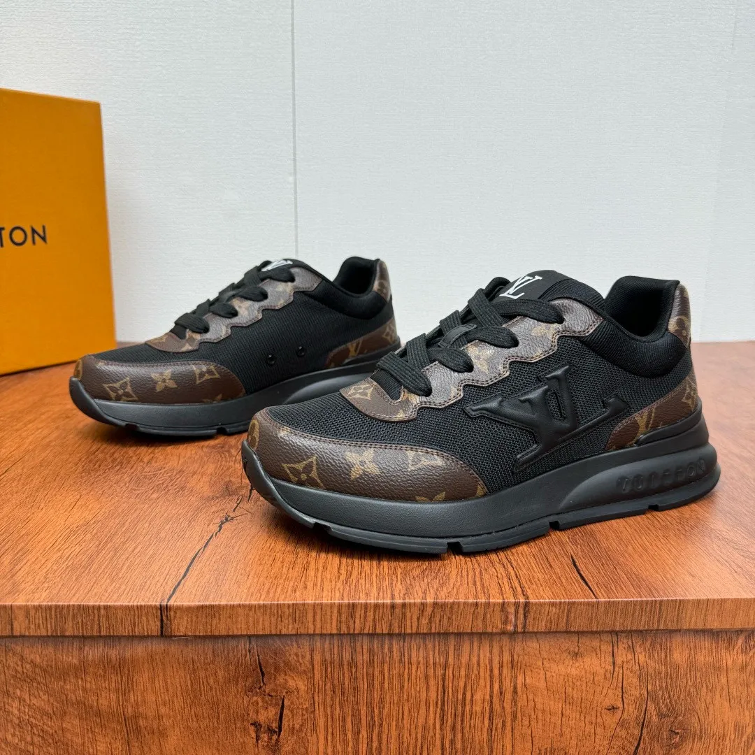 Men's shoes: 480💰LV Classic men's sports shoes are shipped. Lightweight thick-soled chubby bread shoes, super versatile and multiple styles are coming! This sneaker is made of smooth cowhide punching and grained cowhide stitching to create an elegant design. Grained cowhide is stitched with technical mesh, and smooth cowhide and grained cowhide are combined in multiple styles. The color is classic and versatile, and it can be easily integrated into various styles. The eye-catching LV letters are marked on the side of the shoe, the tongue is decorated with LV embroidered letter web logo, the brand logo is screen-printed on the heel, and the lightweight rubber outsole is embellished with Vuitton's personalized logo. The fabric-lined foot pads make your feet fashionable, handsome and versatile! Comes with full original packaging! Size: 38-44, customized 45